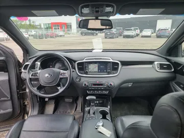 2019 Kia Sorento - image 7
