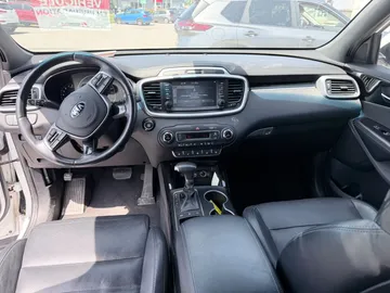 2019 Kia Sorento - image 8