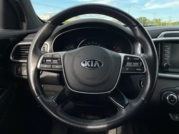 2019 Kia Sorento - image 18
