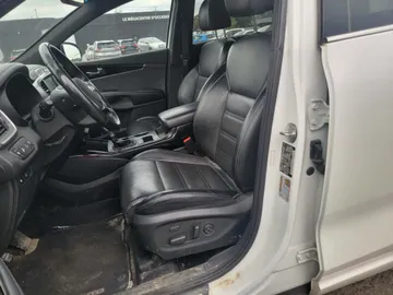 2019 Kia Sorento - image 6
