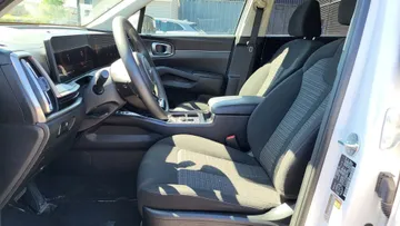 2025 Kia Sorento - image 8