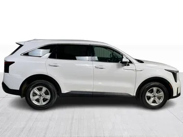 2025 Kia Sorento - image 2