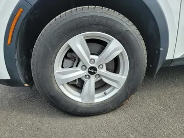 2022 Kia Sorento - image 9
