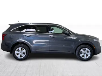 2022 Kia Sorento - image 2