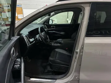 2025 Kia Sorento - image 8