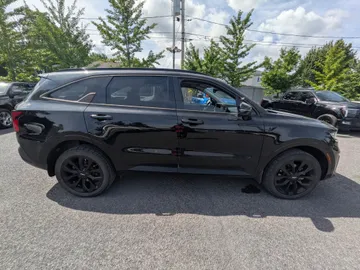 2022 Kia Sorento - image 4