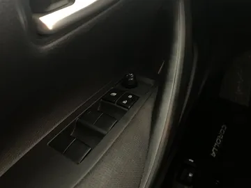 2021 Toyota Corolla - image 25