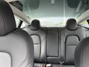 2020 Tesla Model 3 - image 7