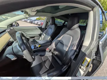 2019 Tesla Model 3 - image 8