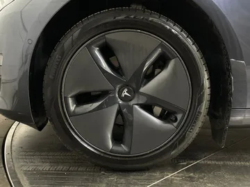 2019 Tesla Model 3 - image 16