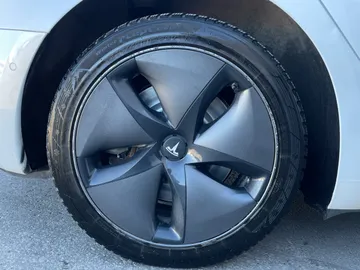2020 Tesla Model 3 - image 7