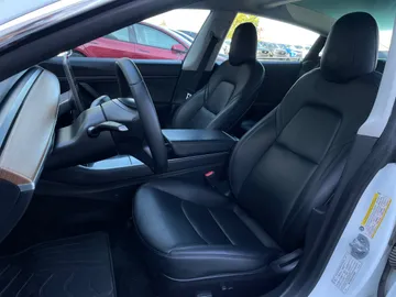 2020 Tesla Model 3 - image 3