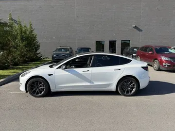 2022 Tesla Model 3 - image 4
