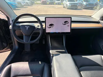 2019 Tesla Model 3 - image 9