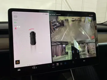 2019 Tesla Model 3 - image 19