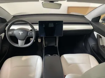 2020 Tesla Model 3 - image 19