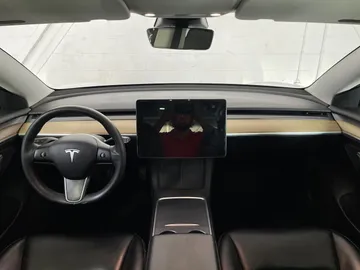 2021 Tesla Model 3 - image 4