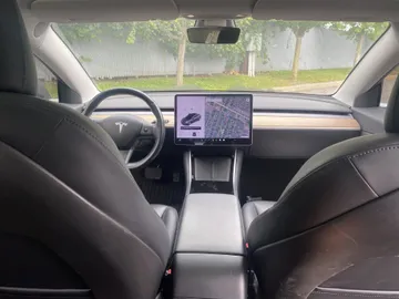 2018 Tesla Model 3 - image 9