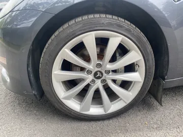 2018 Tesla Model 3 - image 7