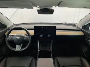 2020 Tesla Model 3 - image 4