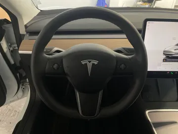 2023 Tesla Model 3 - image 18