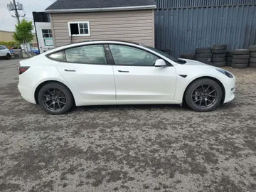 2022 Tesla Model 3 - image 6
