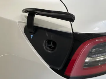 2023 Tesla Model 3 - image 27