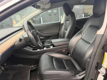 2018 Tesla Model 3 - image 8