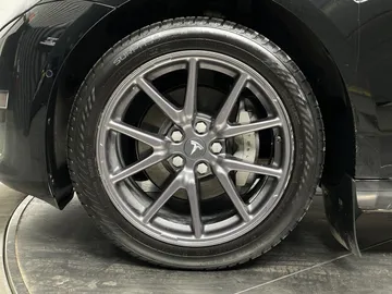 2018 Tesla Model 3 - image 7
