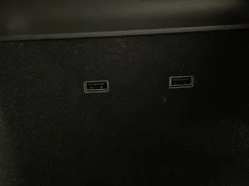 2018 Tesla Model 3 - image 30