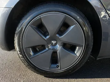 2023 Tesla Model 3 - image 7