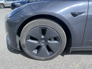 2022 Tesla Model 3 - image 7