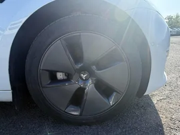2022 Tesla Model 3 - image 7
