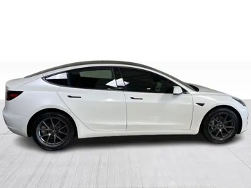 2022 Tesla Model 3 - image 9