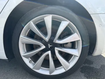 2020 Tesla Model 3 - image 7