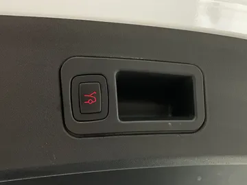 2019 Tesla Model S - image 28