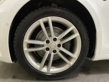 2019 Tesla Model S - image 7