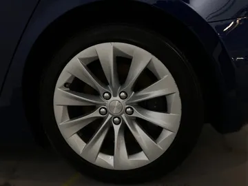 2017 Tesla Model S - image 7