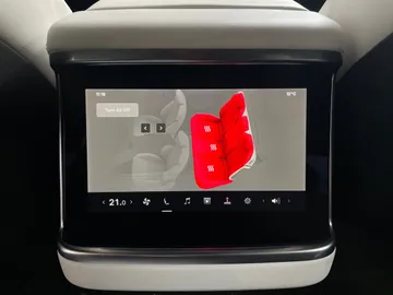 2022 Tesla Model S - image 24