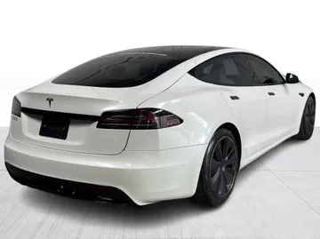 2022 Tesla Model S - image 13