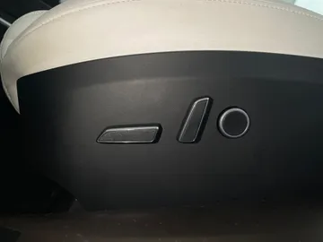 2022 Tesla Model S - image 16