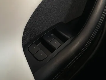2022 Tesla Model S - image 22