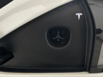 2022 Tesla Model S - image 18