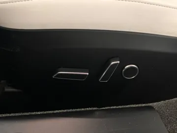 2022 Tesla Model S - image 18