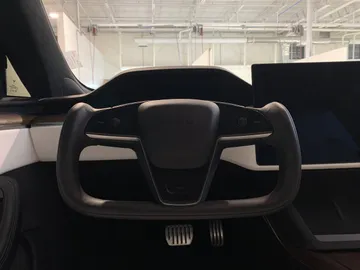 2022 Tesla Model S - image 16