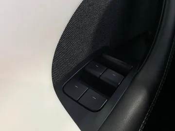 2022 Tesla Model S - image 26
