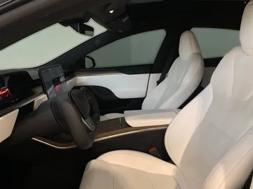 2022 Tesla Model S - image 10
