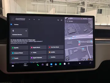 2022 Tesla Model S - image 30