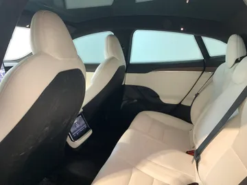 2022 Tesla Model S - image 11