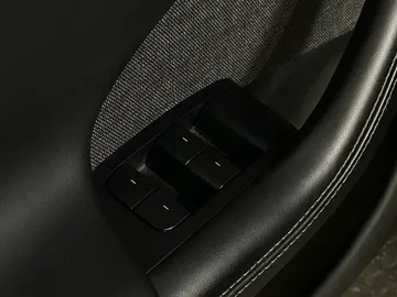 2022 Tesla Model S - image 24